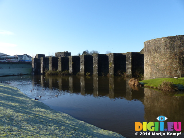 FZ010803 Caerphilly castle